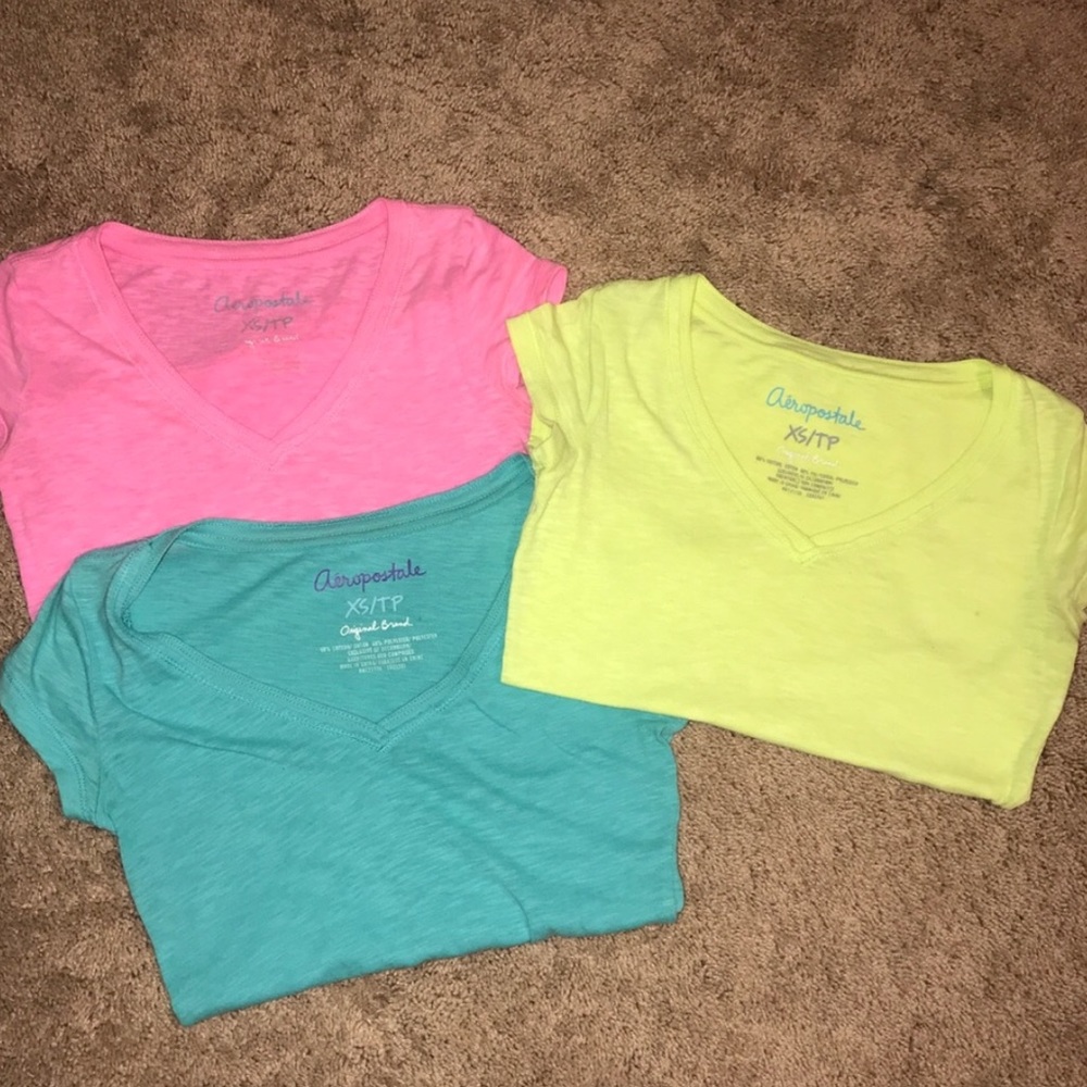 (Bundle) three V neck shirts 🎀